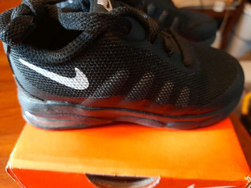 Childs Nike Air Max invigor trainers 